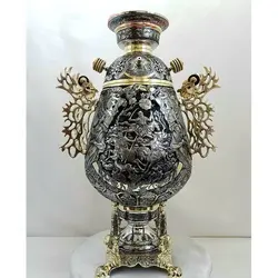 سماور برنجی زغالی ۸ لیتری مدل جام قلمزنی سبک ریزه قلم و سیاه قلم نقش شکارگاه، اسلیمی و گل مرغ