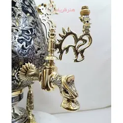 سماور برنجی زغالی ۸ لیتری مدل جام قلمزنی سبک ریزه قلم و سیاه قلم نقش شکارگاه، اسلیمی و گل مرغ