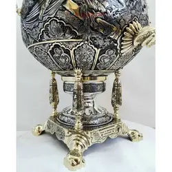 سماور برنجی زغالی ۸ لیتری مدل جام قلمزنی سبک ریزه قلم و سیاه قلم نقش شکارگاه، اسلیمی و گل مرغ