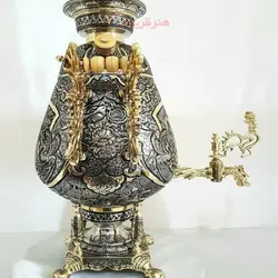 سماور زغالی برنجی ۸ لیتری مدل جام دسته ملکه پایه ستوندار ضخیم