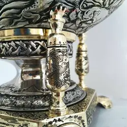 سماور زغالی برنجی ۸ لیتری مدل جام دسته ملکه پایه ستوندار ضخیم