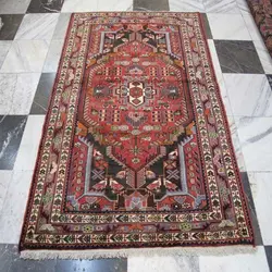 فرش دستباف تويسركان طرح لچک و ترنج سایز قاليچه رنگ زمینه سرمه اي رنگ حاشیه آبي کد ۳۸۱۰۹
