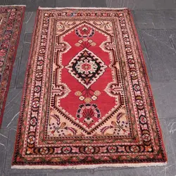 فرش دستباف ليليان طرح لچک و ترنج سایز ذرع و نيم رنگ زمینه لاكي رنگ حاشیه سرمه اي کد ۳۸۱۲۰