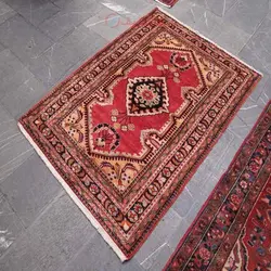 فرش دستباف ليليان طرح لچک و ترنج سایز ذرع و نيم رنگ زمینه لاكي رنگ حاشیه سرمه اي کد ۳۸۱۲۰