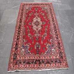 فرش دستباف همدان شهرباف طرح لچک و ترنج سایز قاليچه رنگ زمینه لاكي رنگ حاشیه سرمه اي کد ۳۸۱۴۱