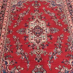 فرش دستباف همدان شهرباف طرح لچک و ترنج سایز قاليچه رنگ زمینه لاكي رنگ حاشیه سرمه اي کد ۳۸۱۴۱