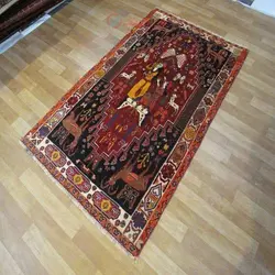 فرش دستباف شيراز طرح لیلی و مجنون سایز قاليچه رنگ زمینه لاكي رنگ حاشیه كرم کد ۳۸۴۲۱