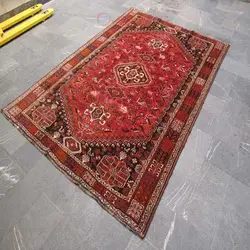 فرش دستباف شيراز طرح لچک و ترنج سایز قالي رنگ زمینه لاكي رنگ حاشیه كرم کد ۳۸۴۲۴