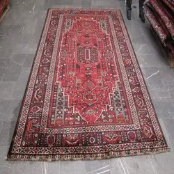فرش دستباف شيراز طرح لچک و ترنج سایز قالي رنگ زمینه لاكي رنگ حاشیه سرمه اي کد ۳۸۴۹۳