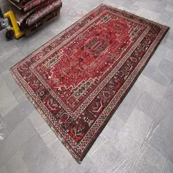 فرش دستباف شيراز طرح لچک و ترنج سایز قالي رنگ زمینه لاكي رنگ حاشیه سرمه اي کد ۳۸۴۹۳