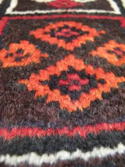 فرش دستباف شيراز طرح لچک و ترنج سایز قالي رنگ زمینه لاكي رنگ حاشیه سرمه اي کد ۳۸۴۹۳