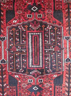 فرش دستباف شيراز طرح لچک و ترنج سایز قالي رنگ زمینه لاكي رنگ حاشیه سرمه اي کد ۳۸۴۹۳