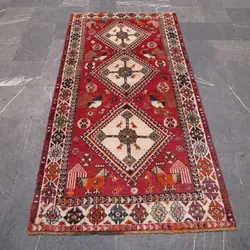 فرش دستباف گبه طرح ۳ ترنج سایز قاليچه رنگ زمینه لاكي رنگ حاشیه كرم کد ۳۸۶۹۳
