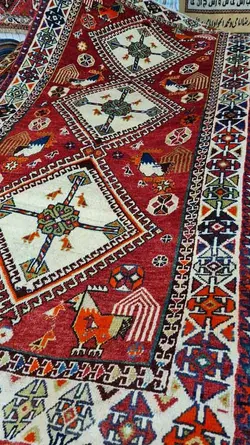 فرش دستباف گبه طرح ۳ ترنج سایز قاليچه رنگ زمینه لاكي رنگ حاشیه كرم کد ۳۸۶۹۳