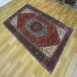 فرش دستباف قلتق زنجان طرح لچک و ترنج سایز قاليچه رنگ زمینه لاكي رنگ حاشیه سرمه اي کد ۳۸۸۲۷