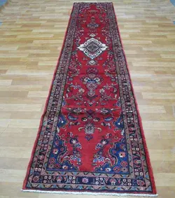 فرش دستباف لاله جين همدان طرح لچک و ترنج سایز كناره رنگ زمینه لاكي رنگ حاشیه سرمه اي کد ۳۸۸۸۶