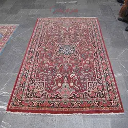 فرش دستباف بيجار طرح لچک و ترنج سایز قاليچه رنگ زمینه لاكي رنگ حاشیه سرمه اي کد ۳۹۰۰۵