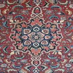 فرش دستباف بيجار طرح لچک و ترنج سایز قاليچه رنگ زمینه لاكي رنگ حاشیه سرمه اي کد ۳۹۰۰۵