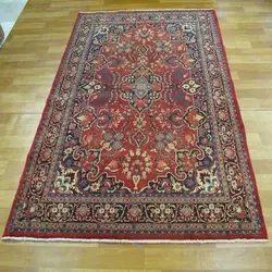 فرش دستباف بيجار طرح لچک و ترنج سایز قاليچه رنگ زمینه لاكي رنگ حاشیه سرمه اي کد ۳۹۰۰۷