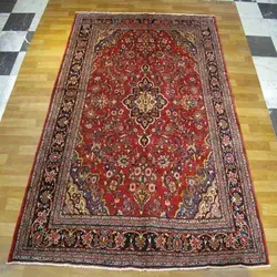 فرش دستباف لاله جين همدان طرح لچک و ترنج سایز قالي رنگ زمینه لاكي رنگ حاشیه سرمه اي کد 39043