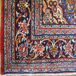 فرش دستباف لاله جين همدان طرح لچک و ترنج سایز قالي رنگ زمینه لاكي رنگ حاشیه سرمه اي کد 39043