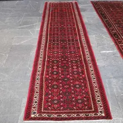 فرش دستباف حسين آباد همدان طرح سراسر سایز كناره رنگ زمینه لاكي رنگ حاشیه كرم کد ۳۹۰۷۶