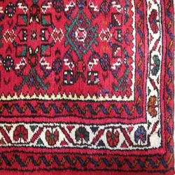 فرش دستباف حسين آباد همدان طرح سراسر سایز كناره رنگ زمینه لاكي رنگ حاشیه كرم کد ۳۹۰۷۶