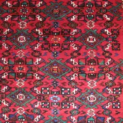 فرش دستباف حسين آباد همدان طرح سراسر سایز كناره رنگ زمینه لاكي رنگ حاشیه كرم کد ۳۹۰۷۶