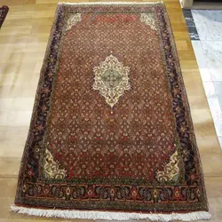 فرش دستباف بيجار طرح لچک و ترنج سایز ذرع و نيم رنگ زمینه لاكي رنگ حاشیه سرمه اي کد ۳۹۱۰۳