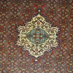 فرش دستباف بيجار طرح لچک و ترنج سایز ذرع و نيم رنگ زمینه لاكي رنگ حاشیه سرمه اي کد ۳۹۱۰۳