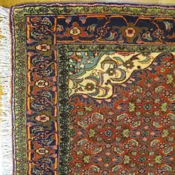فرش دستباف بيجار طرح لچک و ترنج سایز ذرع و نيم رنگ زمینه لاكي رنگ حاشیه سرمه اي کد ۳۹۱۰۳