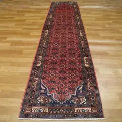 فرش دستباف سنقر طرح سراسر سایز كناره رنگ زمینه دوغي / روناسي در دوغ رنگ حاشیه سرمه اي کد ۳۹۱۱۹
