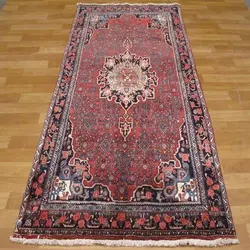 فرش دستباف آنتیک بيجار طرح لچک و ترنج سایز قاليچه رنگ زمینه لاكي رنگ حاشیه سرمه اي کد ۳۹۱۳۲