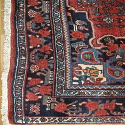 فرش دستباف آنتیک بيجار طرح لچک و ترنج سایز قاليچه رنگ زمینه لاكي رنگ حاشیه سرمه اي کد ۳۹۱۳۲