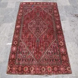 فرش دستباف قلتق زنجان وینتیج طرح لچک و ترنج ماهی سایز قاليچه رنگ زمینه لاكي رنگ حاشیه سرمه اي کد ۳۹۱۳۴