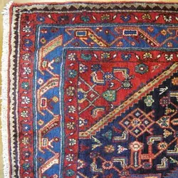 فرش دستباف اسد آباد همدان طرح ۳ ترنج سایز ميانه رنگ زمینه سرمه اي رنگ حاشیه آبي کد ۳۹۱۹۰