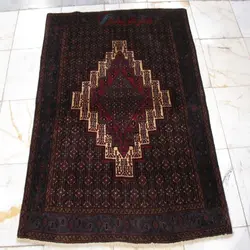 فرش دستباف سنندج طرح لچک و ترنج سایز ذرع و نيم رنگ زمینه كرم رنگ حاشیه سرمه اي کد ۳۹۱۹۶