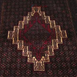 فرش دستباف سنندج طرح لچک و ترنج سایز ذرع و نيم رنگ زمینه كرم رنگ حاشیه سرمه اي کد ۳۹۱۹۶