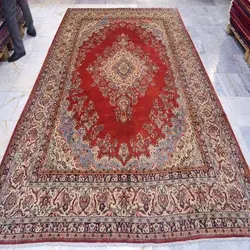 فرش دستباف همدان شهرباف طرح لچک و ترنج سایز قالي رنگ زمینه لاكي رنگ حاشیه كرم کد ۳۹۲۴۱