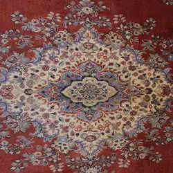 فرش دستباف همدان شهرباف طرح لچک و ترنج سایز قالي رنگ زمینه لاكي رنگ حاشیه كرم کد ۳۹۲۴۱