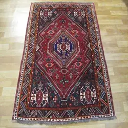 فرش دستباف شيراز طرح لچک و ترنج سایز ذرع و نيم رنگ زمینه لاكي رنگ حاشیه سرمه اي کد ۳۹۲۴۳