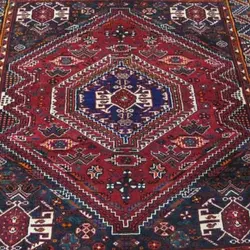 فرش دستباف شيراز طرح لچک و ترنج سایز ذرع و نيم رنگ زمینه لاكي رنگ حاشیه سرمه اي کد ۳۹۲۴۳