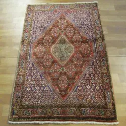 فرش دستباف بيجار طرح ترنجي ماهي سایز ذرع و نيم رنگ زمینه لاكي رنگ حاشیه سرمه اي کد ۳۹۲۶۲