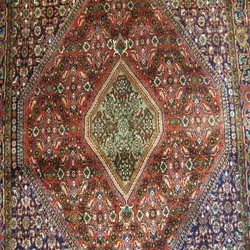 فرش دستباف بيجار طرح ترنجي ماهي سایز ذرع و نيم رنگ زمینه لاكي رنگ حاشیه سرمه اي کد ۳۹۲۶۲