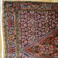 فرش دستباف بيجار طرح ترنجي ماهي سایز ذرع و نيم رنگ زمینه لاكي رنگ حاشیه سرمه اي کد ۳۹۲۶۲