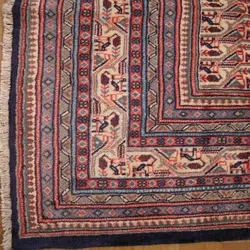 فرش دستباف ساروق مير طرح بته ترنج سایز قالي رنگ زمینه سرمه اي رنگ حاشیه كرم کد ۳۹۲۶۵