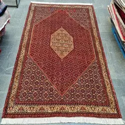 فرش دستباف بيجار طرح ترنجي ماهي سایز قالي رنگ زمینه لاكي رنگ حاشیه كرم کد ۳۹۲۷۲