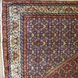 فرش دستباف بيجار طرح ترنجي ماهي سایز قالي رنگ زمینه لاكي رنگ حاشیه كرم کد ۳۹۲۷۲