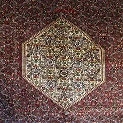 فرش دستباف بيجار طرح ترنجي ماهي سایز قالي رنگ زمینه لاكي رنگ حاشیه كرم کد ۳۹۲۷۲