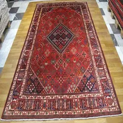 فرش دستباف ميمه طرح لچک و ترنج سایز قالي رنگ زمینه لاكي رنگ حاشیه سرمه اي کد ۳۹۳۰۷